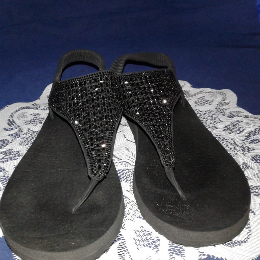 SKECHERS YOGA FOAM, BLACK, BEADED TOP STRAP, ELASTIC ANKLE, FLIP FLOP 9 M